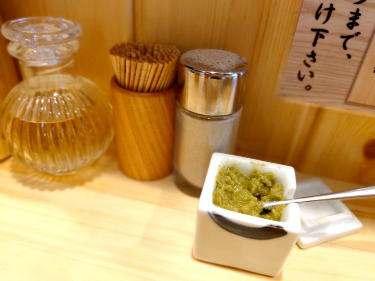 卓上には柚子胡椒、胡椒、酢。柚子胡椒をスープにとくと爽やかな風味が広がる。