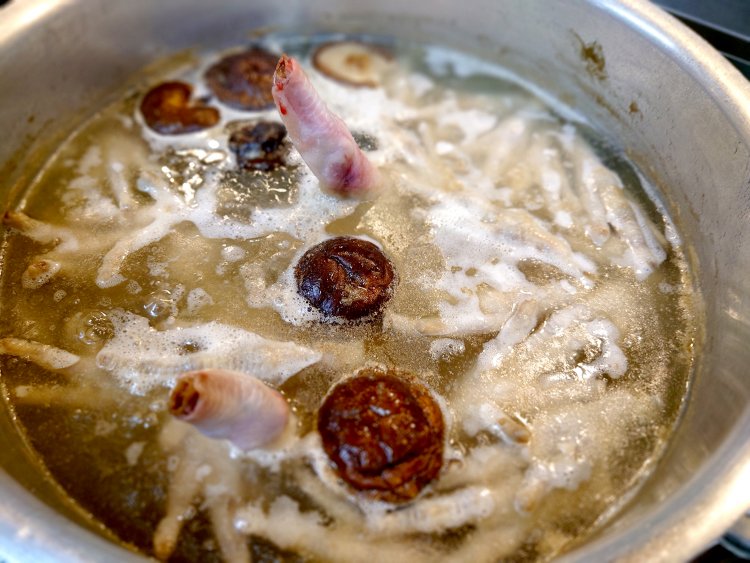 寸胴の中には下処理したモミジやゲンコツ、シイタケなど。丁寧に煮出すことで透き通ったスープができる。