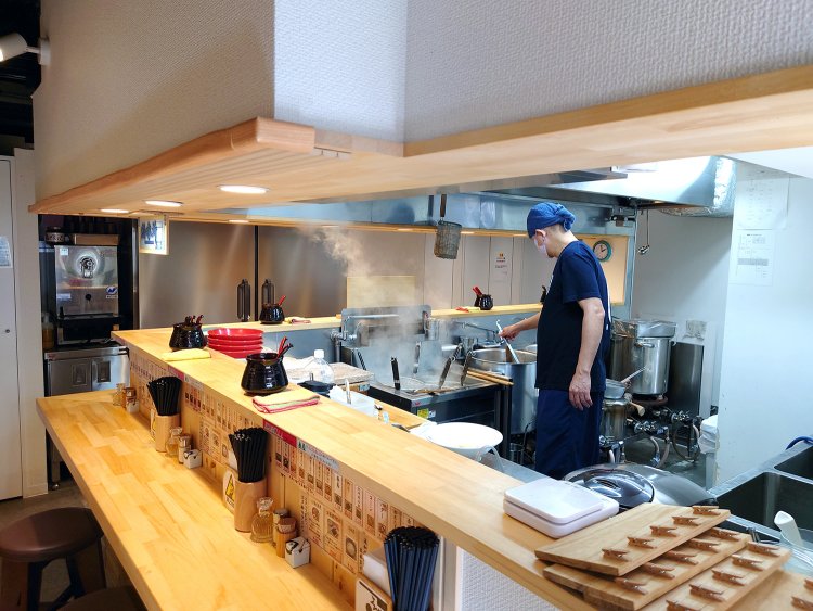 和楽器のインスト曲が流れる店内には、厨房が見渡せるL字カウンター8席。