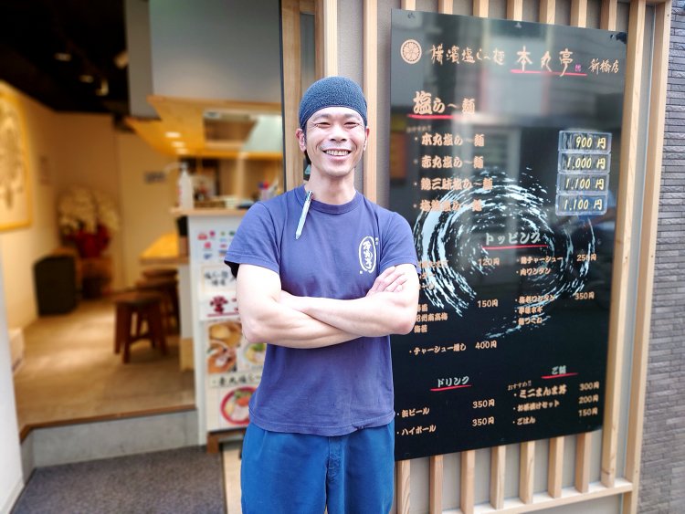 店長の橋本和彦さん。初代の金丸店主を「おやっさん」と呼び慕い、常連時代からの逸話が盛りだくさん。
