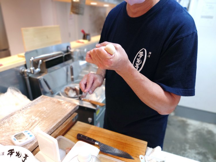 手早く餡を包み、あっという間にワンタンが握られていた。