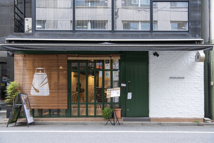 駅から少し距がある、静かな一帯に店を構える。