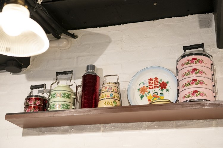 店内には色とりどりのティフィンが。