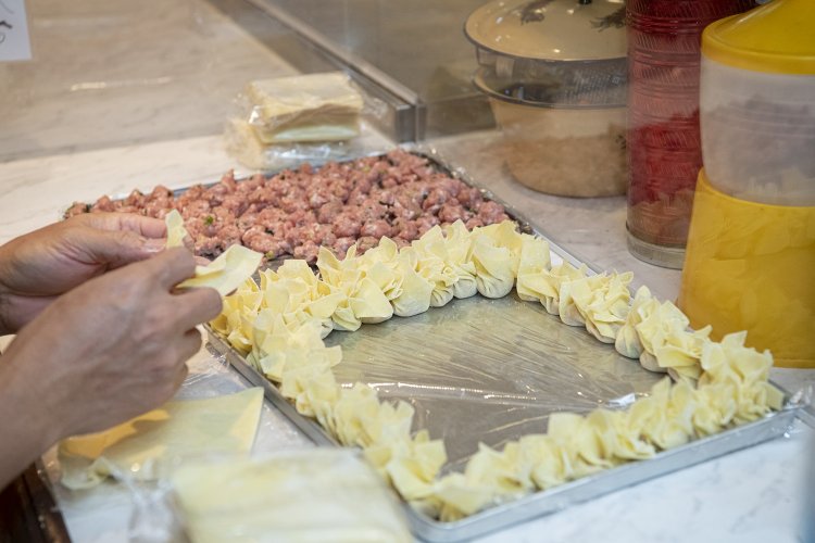 ていねいな作業でワンタンを包む。