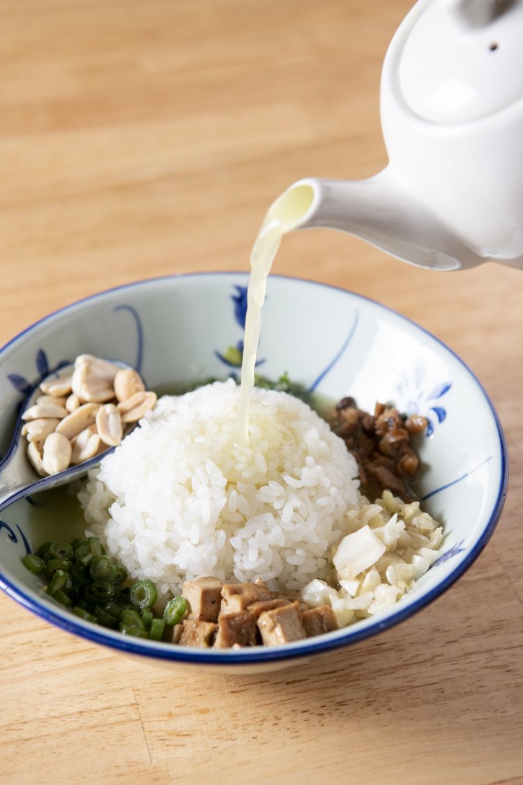 客家独特のハーブお茶漬け、擂茶1320円。すっきりした香りと身体に染み渡る優しい味つけ。