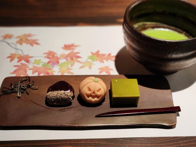 和菓子3種セット 1300円。宇治抹茶 700円。 ※18時以降はお席チャージ 500円。