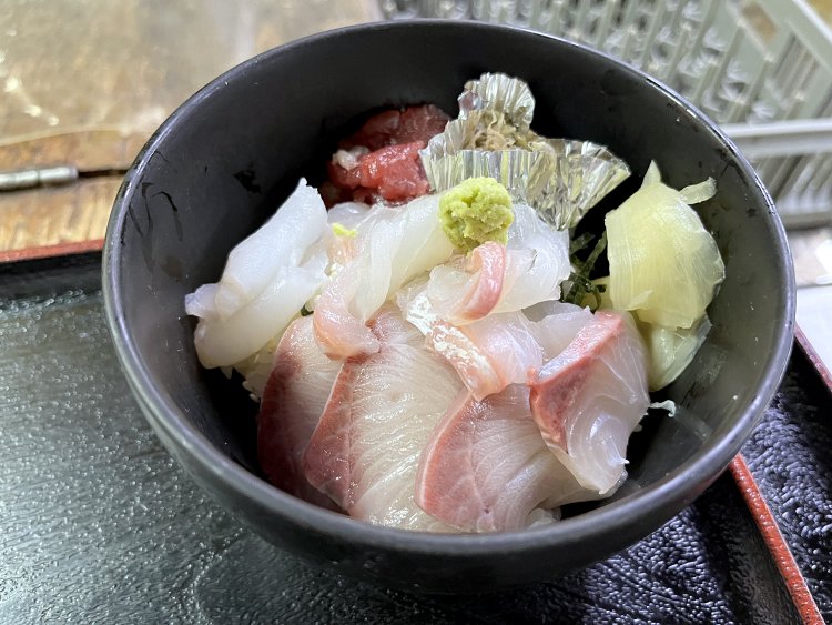 透き通った身から鮮度の良さがわかる海鮮丼（全部のせ）1150円。