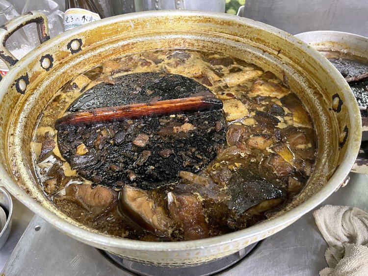 大鍋で仕込まれたぶり大根は名物料理！