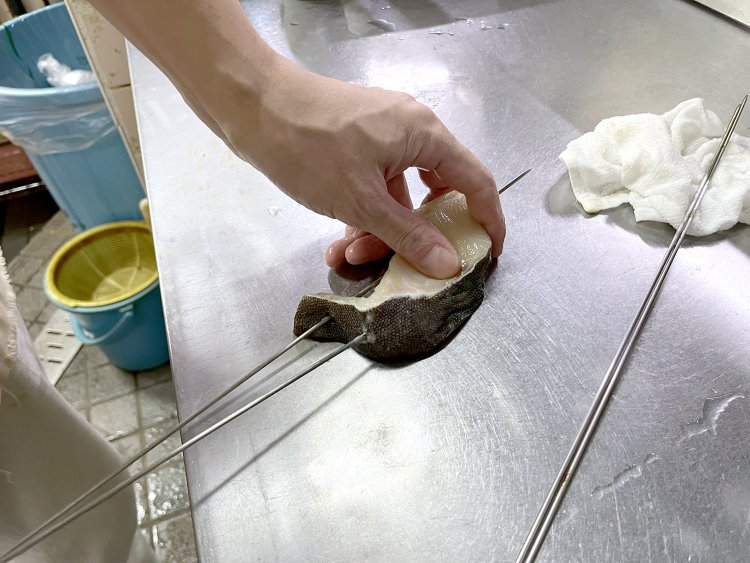 西京味噌をきれいにぬぐい取り、鉄串に刺していく。