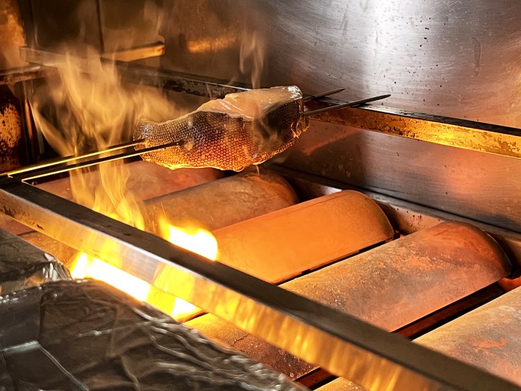 遠赤外線でじっくり焼かれる筆者の銀だらちゃん。脂が落ちて火柱が立ち、焦げた脂から香ばしい香りがほわわ〜ん、と。ずっと見つめていられる……。