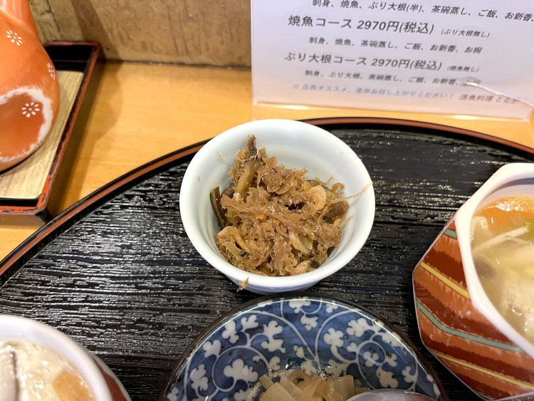 出汁をとる大役を終えたカツオ節が、再び小鉢になって大活躍。醤油やみりんなどで味つけた佃煮風だが、塩気は強すぎずやさしい味わい。