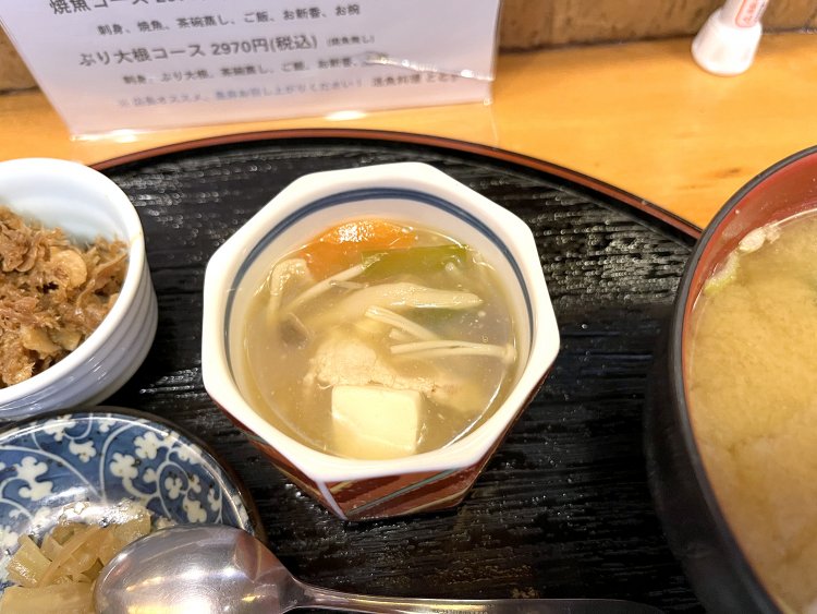 野菜やきのこ、豆腐などが入った野菜あんかけ。こちらも出汁が主体のやさしい味付け。