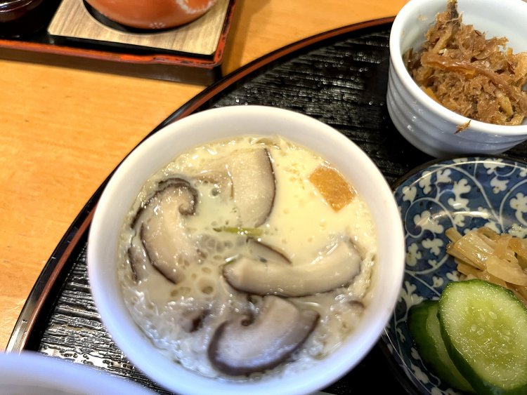 蒸したてアツアツの茶碗蒸し。ベースはカツオ出汁だが、しいたけやカマボコ、銀杏など具材からも味が出て、もはや汁だくの旨味Boxと化している。
