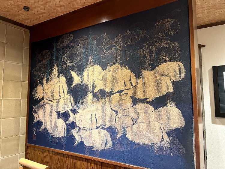 壁には日本画の大家・平山郁夫の絵をモチーフにしたタペストリーが飾られている。