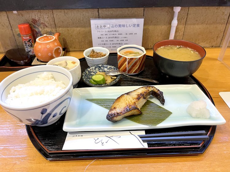 新橋『活魚料理 ととや』。ご飯が止まらない！しっとりジューシーな自家製銀だら西京焼き定食｜さんたつ by 散歩の達人