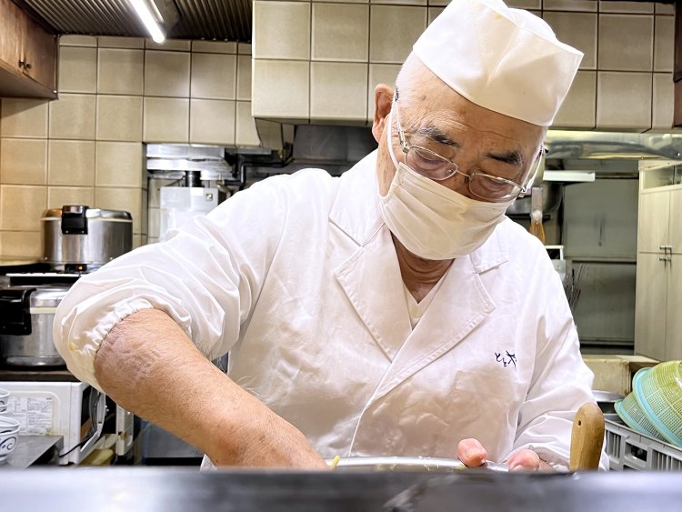 いまも現役で厨房に立つ店主の宮崎さん。