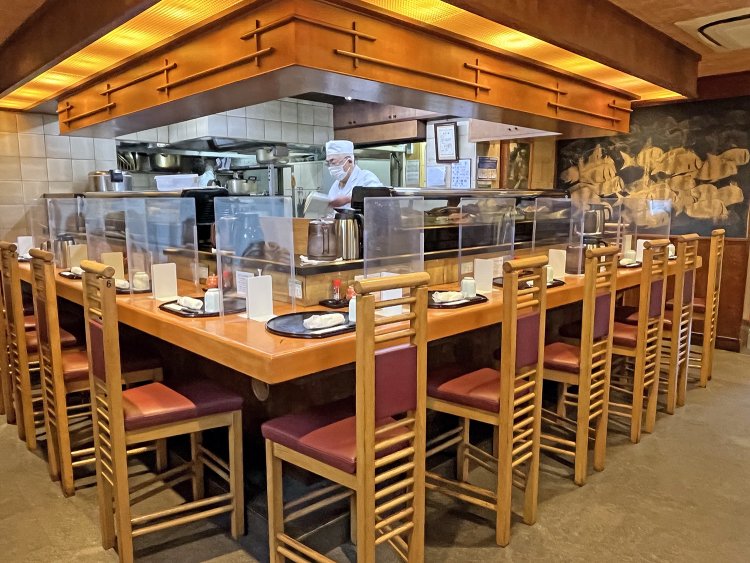 コの字のカウンターのほか、テーブル席や個室の御座敷も完備。