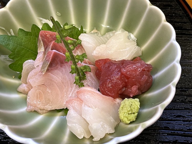 ぶり、白身、まぐろの刺し身3点盛り。