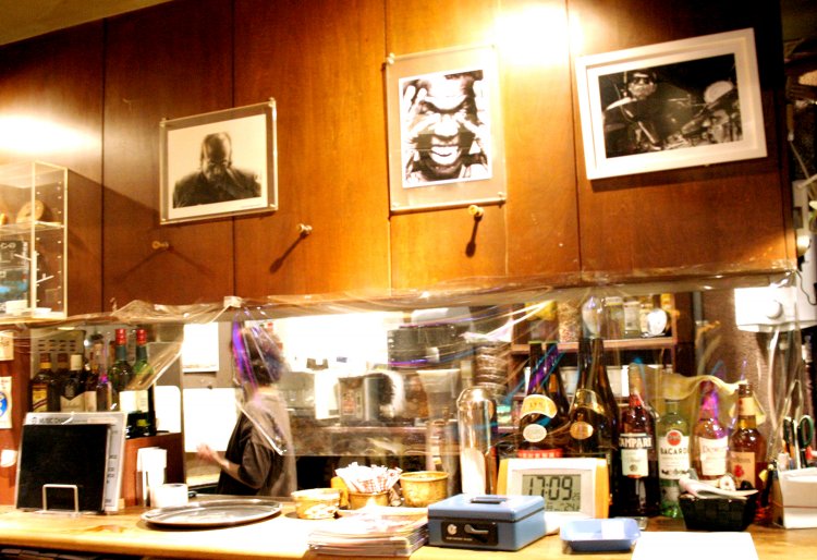 カウンタ―でドリンクを注文して受け取るキャッシュ・オン・デリバリー式。