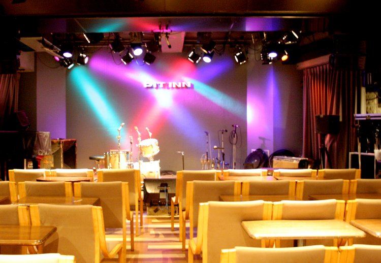 すべての椅子がステージを向く。演奏者との距離も近い。