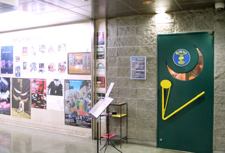 サックスをモチーフにデザインされた『新宿PIT INN』の入口ドア。