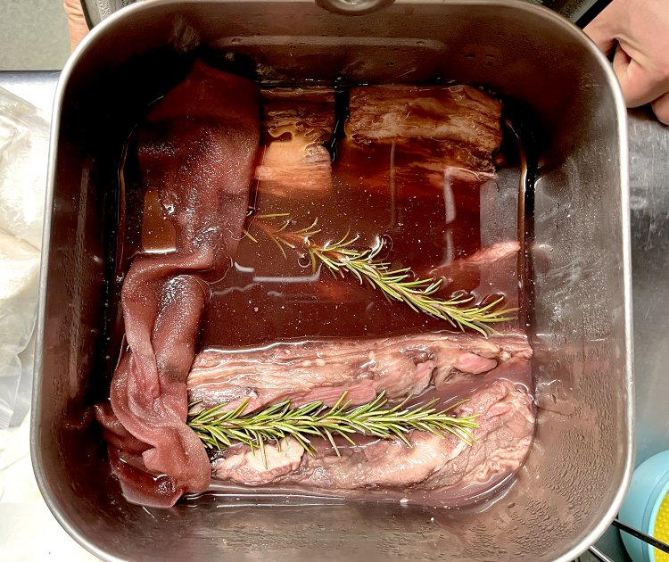 赤ワインやハーブ、スパイスなどで漬け込んだ牛バラ肉。