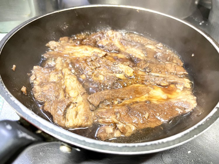 風味豊かな牛バラ肉は甘辛い醤油だれによく絡み、いわゆる焼肉のようなテイストに。