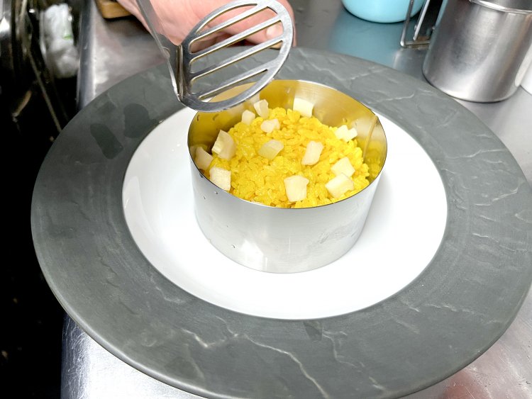 ターメリックご飯には甘酸っぱい柚子大根を乗せている。ターメリックをたくさん入れるとエグみが出るが、魚の油を入れることでマイルドになってサフランライスのような風味だ。