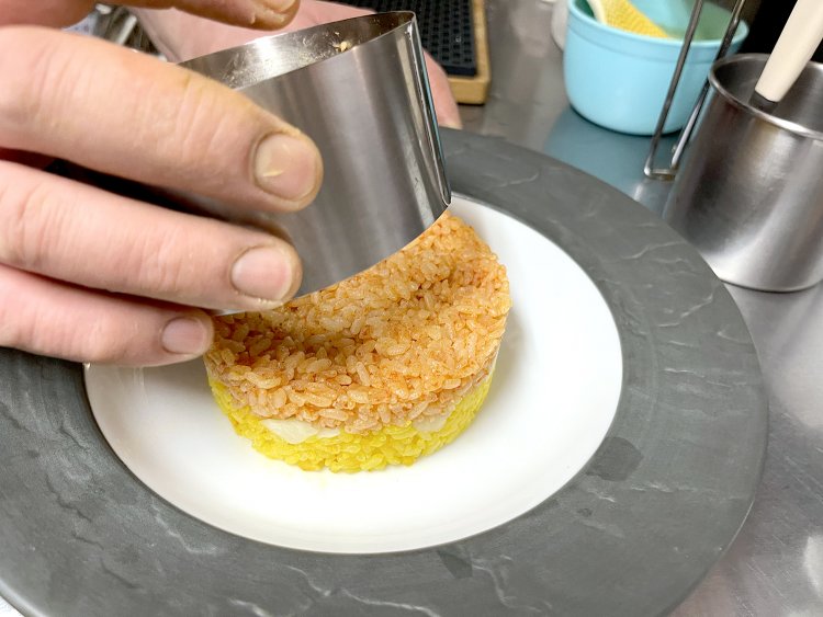 型から抜くとキレイな2層に！