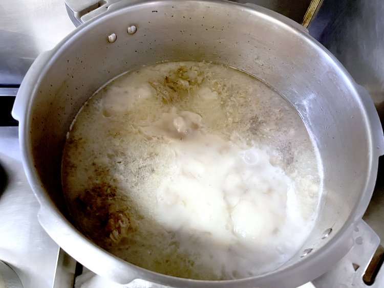 カレースープの肝となるのは、じっくりコトコト煮込んで取る国産牛100%のテールスープ。