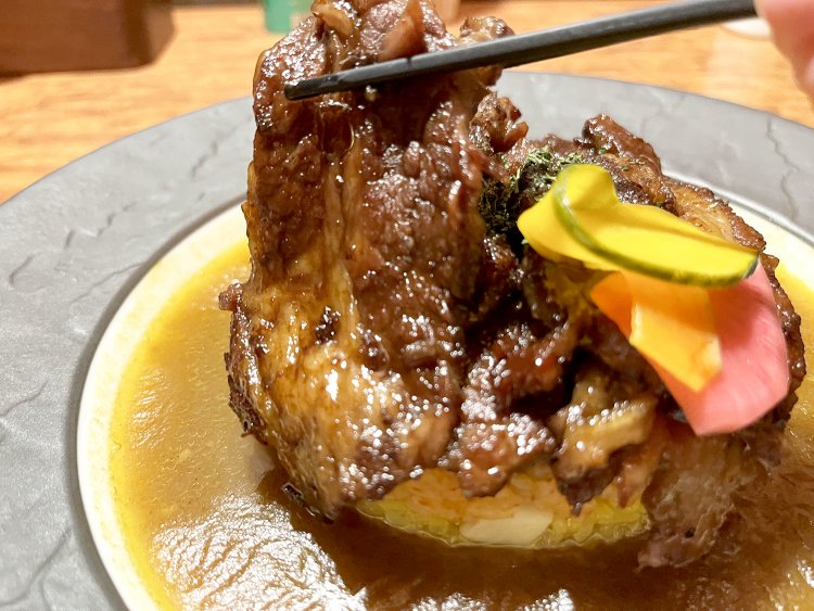 それじゃあお肉から！　濃いめの味が牛バラ肉にしっかり絡んでこれだけでもおいしい。