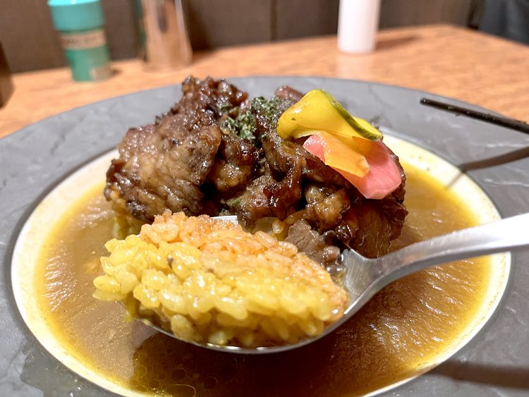 2層のご飯にカレーを少し浸して食べてみる。