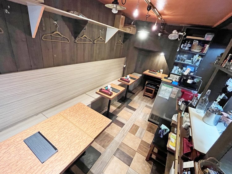 たった8席の店内。行列ができることもあるが、「ゆっくり召し上がって欲しい」と横山さん。