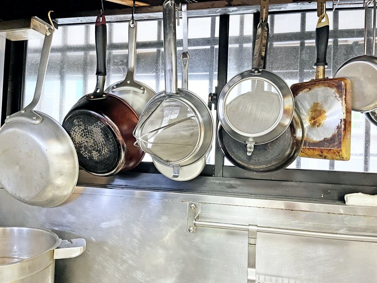 仕込みには営業時間も含め18時間以上もかけているという。手入れされているが使い込んでいる様子も見える調理器具たち。