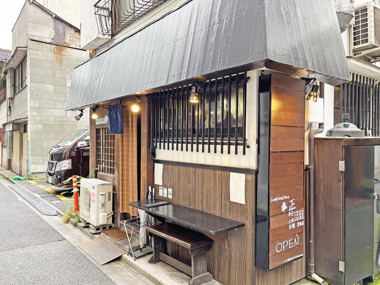 路地裏にひっそり佇む、およそカレー店とは思えない和風の店舗。