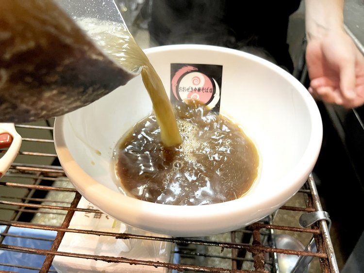 煮干しのエキスが凝縮されたスープ。いい香り〜。