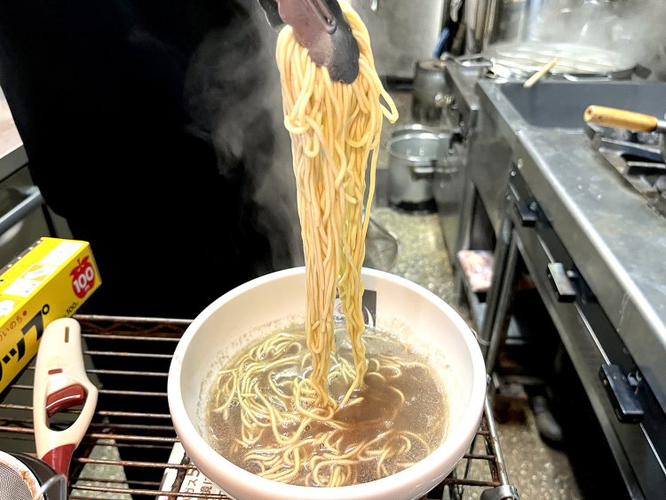 細めのストレート麺は低加水で、さっくりとした歯応えが残る。