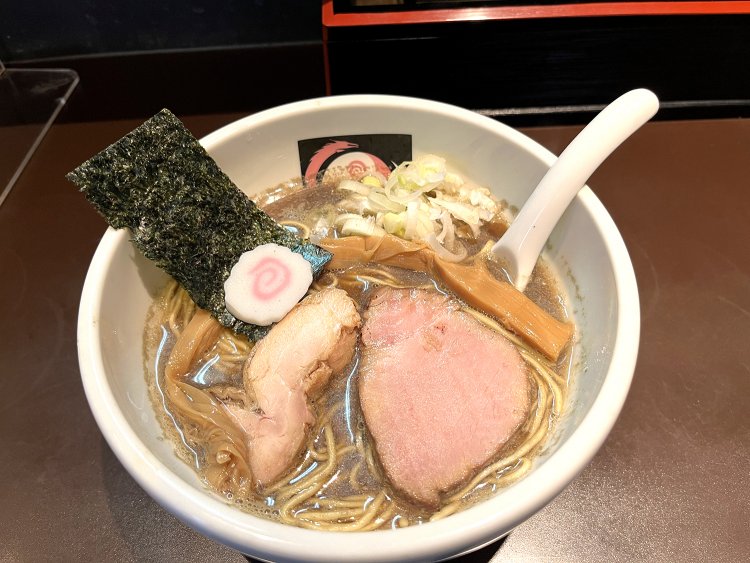 シンプルでどストレートなにぼしそば900円。