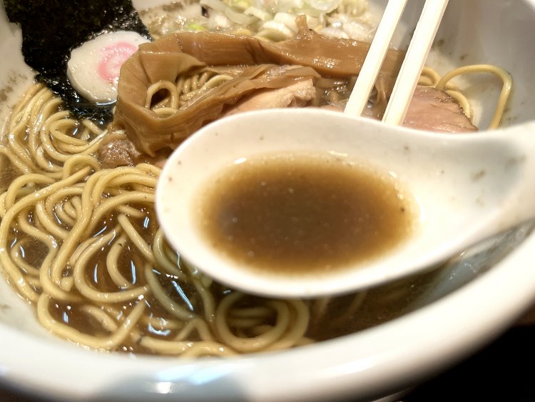 砕かれた煮干しの薄い膜が丼を縁取り、ややグレーがかったスープ。