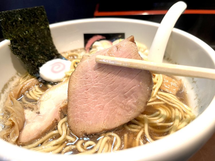 しっとりとして甘味も感じられる豚肩ロースと鶏もも肉の2種類のチャーシュー。