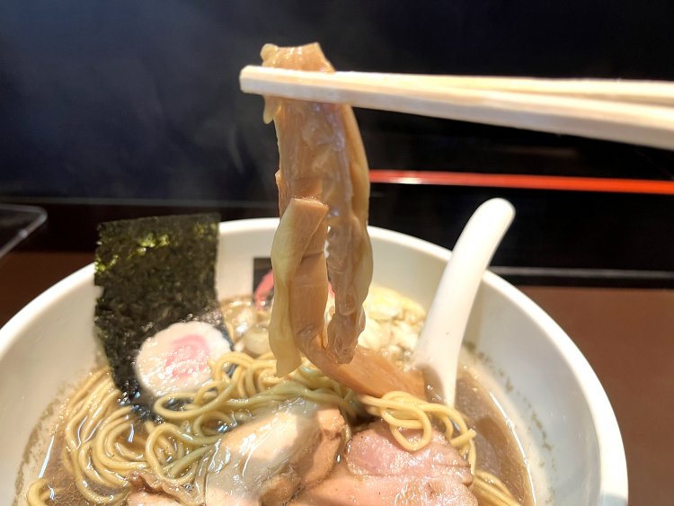 やわらか〜い穂先メンマ。サクッと歯切れが良く、奥歯でいつまでも噛んでいられる。コレ、大好き！