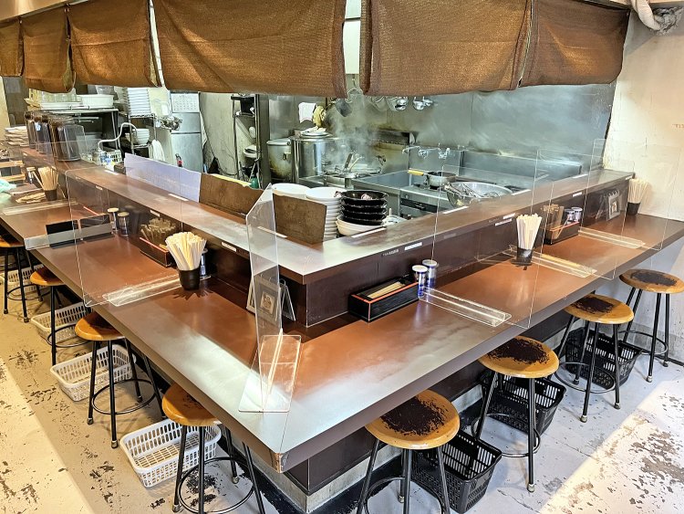 客席はL字のカウンターのみ8席。