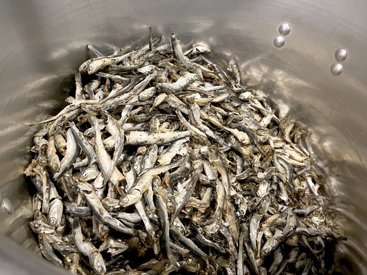 3種の煮干しを水出しした後ゆっくり熱を加えて旨味を抽出。