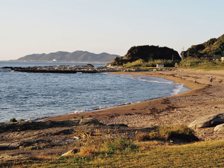 駒ヶ崎神社の先に阿由戸の浜がある。昭和24年の8月に版画家の川瀬巴水（かわせはすい）は布良を訪れ、この浜を「房州布良」という作品にした。