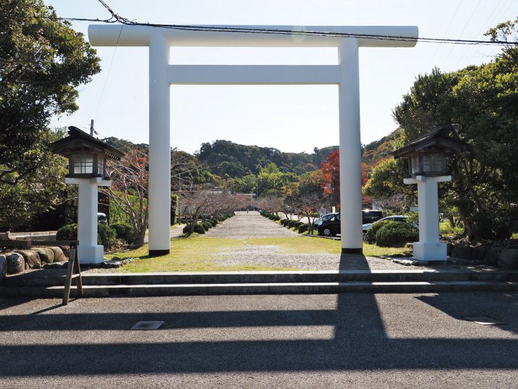 安房神社参道に入る鳥居。