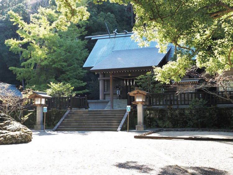 鉄筋コンクリート製の拝殿。昭和52年築。