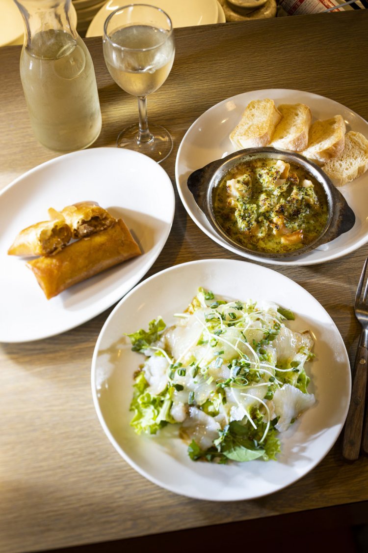 手前から、中華風刺し身サラダ1100円、フォアグラと木ノ子の春巻1本480円、つぶ貝とガーリックバター焼き980円。