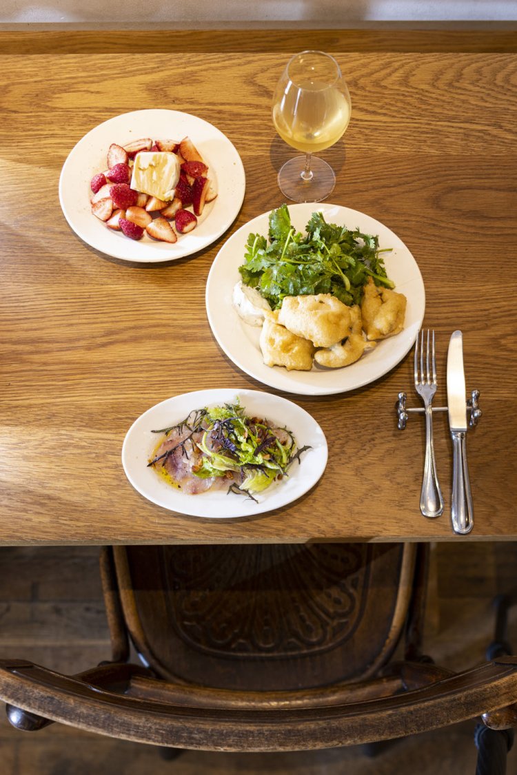 本日のお通し440円にも佐島産が（下）。メダイのフリットとパクチーサラダ1540円（中央）、嘉山農園いちごのカルダモンマリネとリコッタチーズ1430円。グラス900円～。