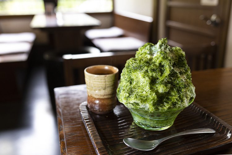 かき氷は6月から。宇治金時ミルク850円など、自家製茶の蜜が決め手。
