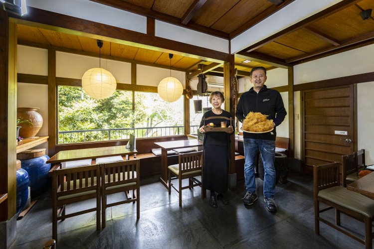 2代目の和田政英さんが持つのは名島産天草。母・八重子さん手製の寒天が満載のクリームあんみつ715円は5月末まで（夏季休み）。